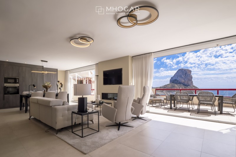 El cielo de Calpe a tus pies: ¡exclusivo ático dúplex de revista, frente al Mediterráneo! 